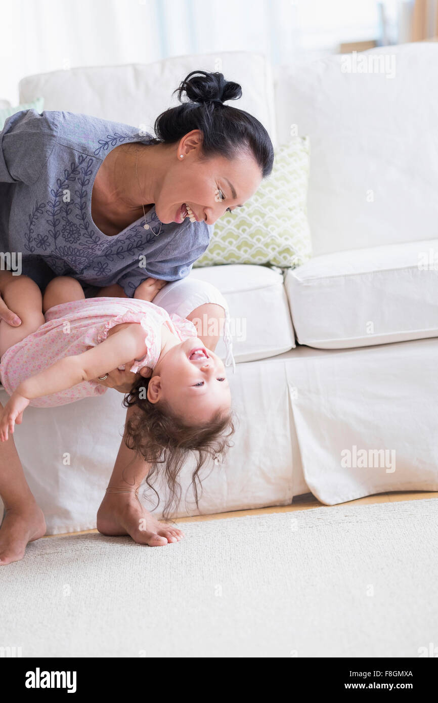 Mere Et Bebe Fille Jouer Sur Canape Photo Stock Alamy