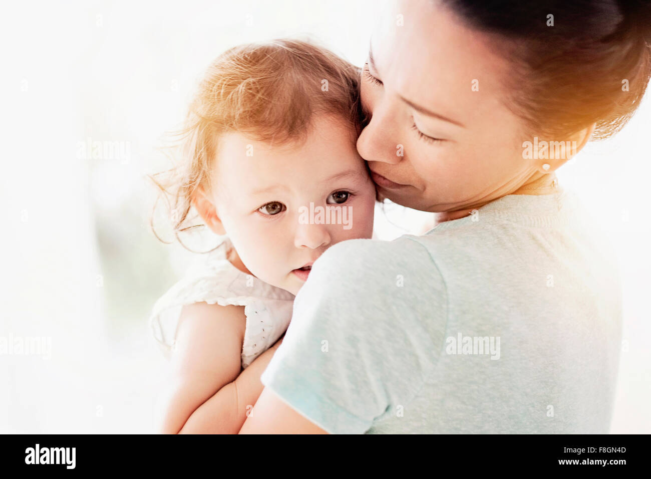 Mother holding baby daughter Banque D'Images