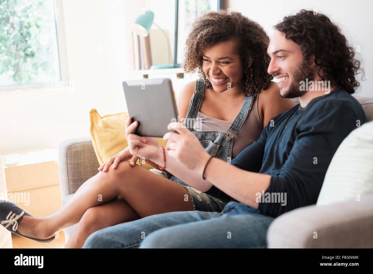 Couple on sofa Banque D'Images