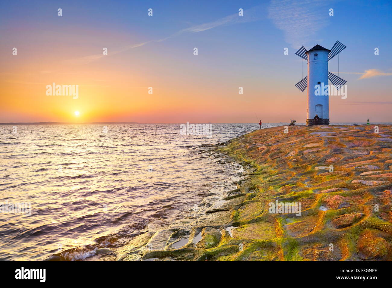 Au coucher du soleil, de la mer Baltique Moulin à Swinoujscie, occidentale, Pologne Banque D'Images Au coucher du soleil, de la mer Baltique Moulin à Swinoujscie, occidentale, Pologne Banque D'Images