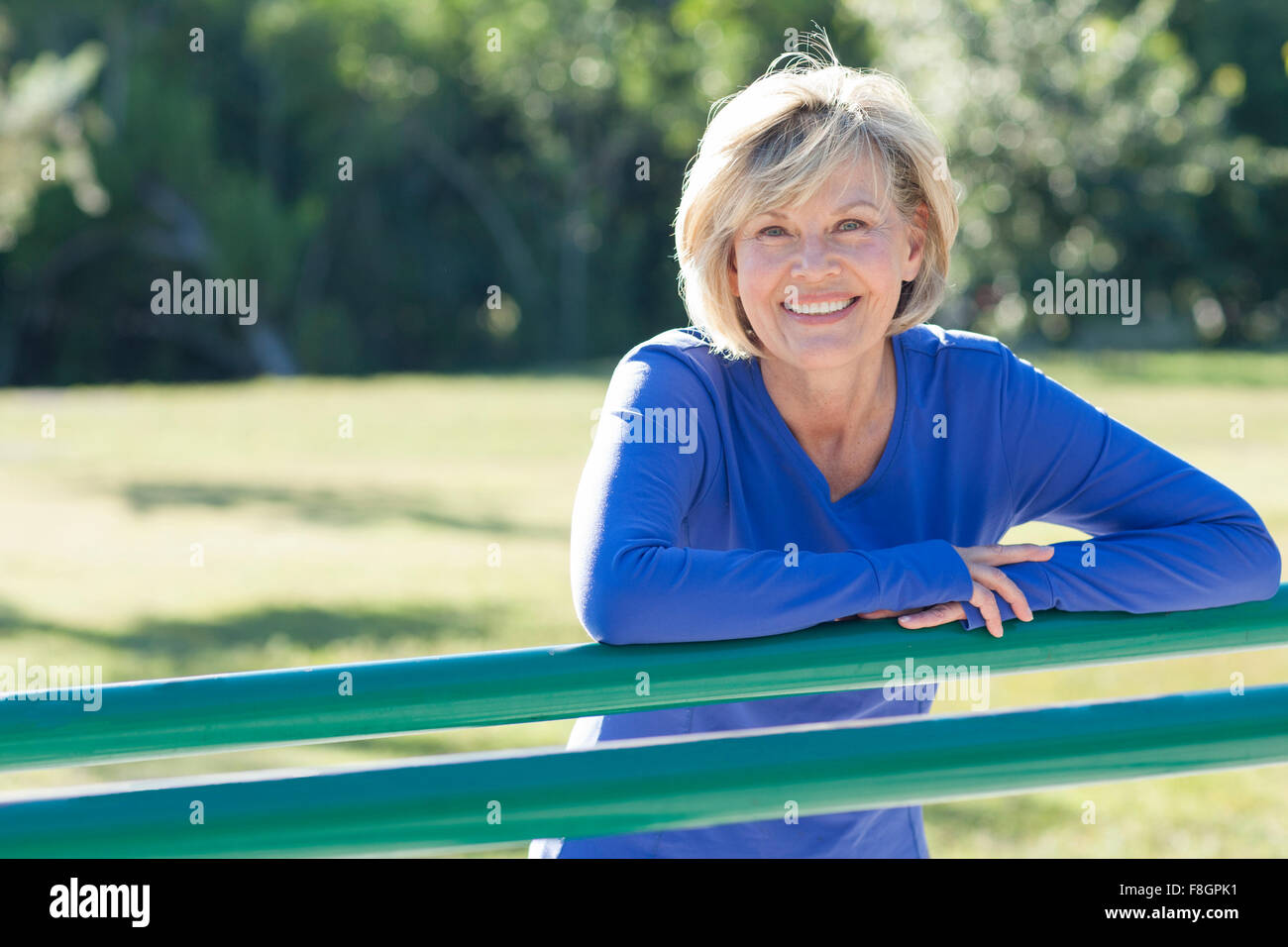 Caucasian woman smiling in park Banque D'Images