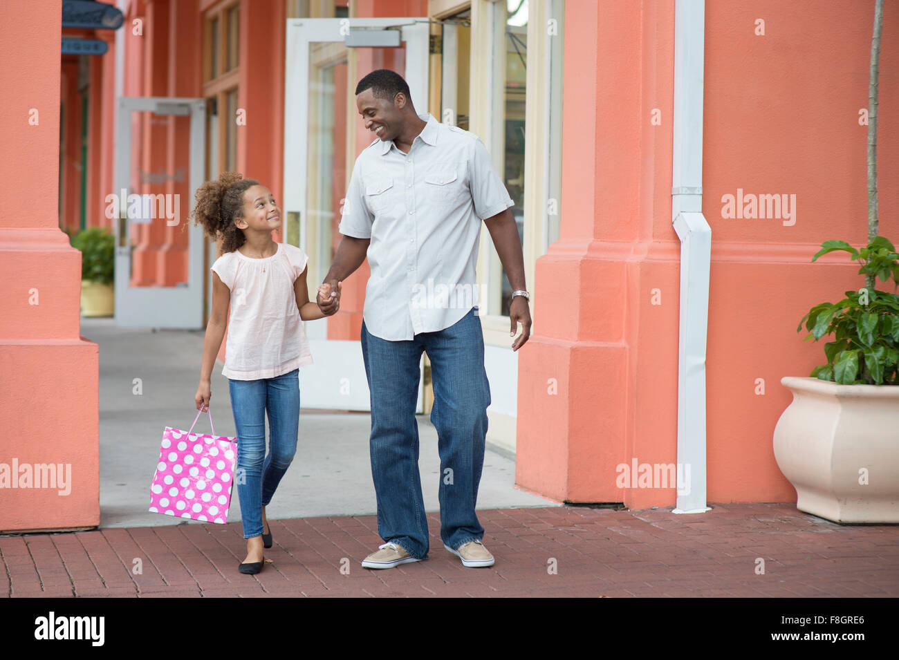 Père et fille holding hands outdoors Banque D'Images