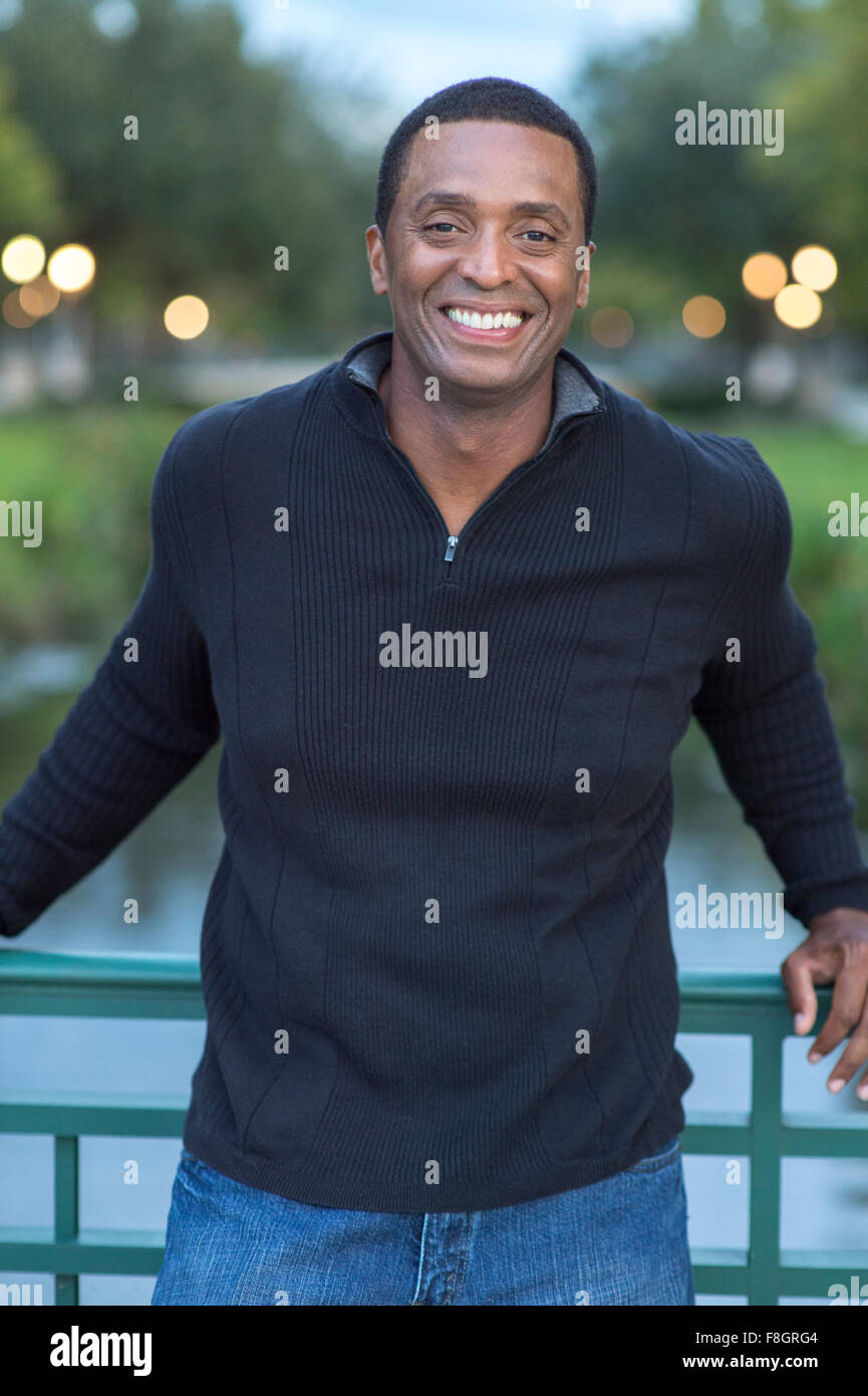 Black man standing on bridge Banque D'Images