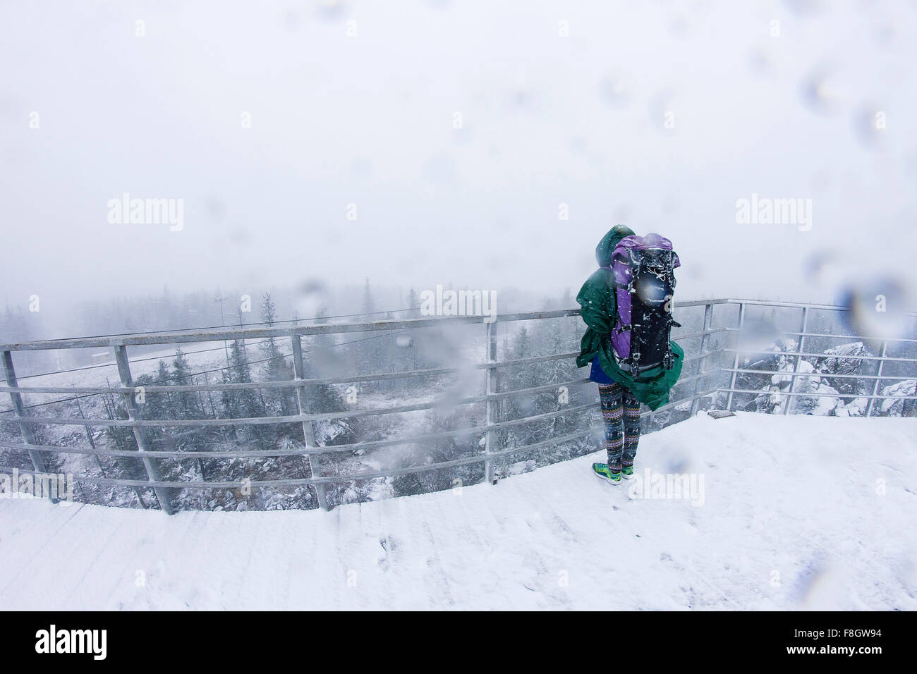Caucasian hiker en admirant la vue panoramique Banque D'Images