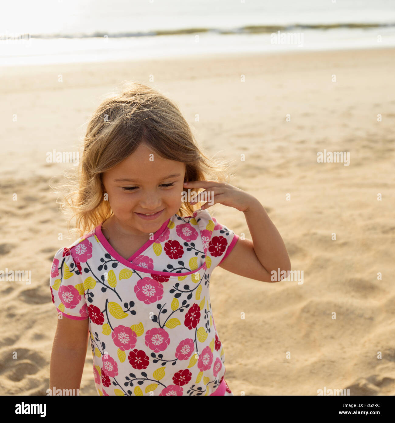 Mixed Race girl smiling on beach Banque D'Images