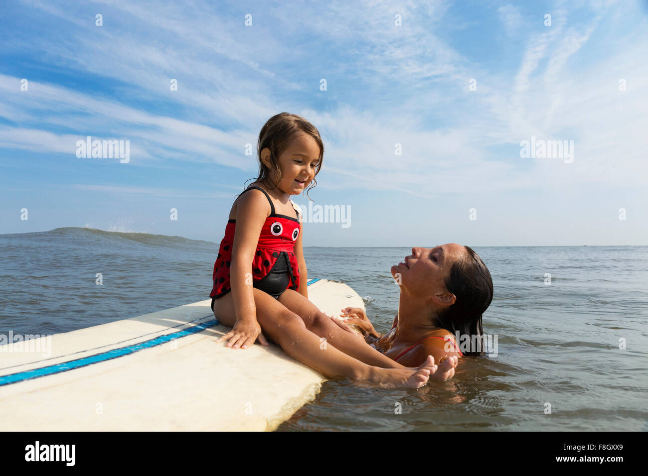 L'enseignement de mère à fille de l'Océan surf Banque D'Images