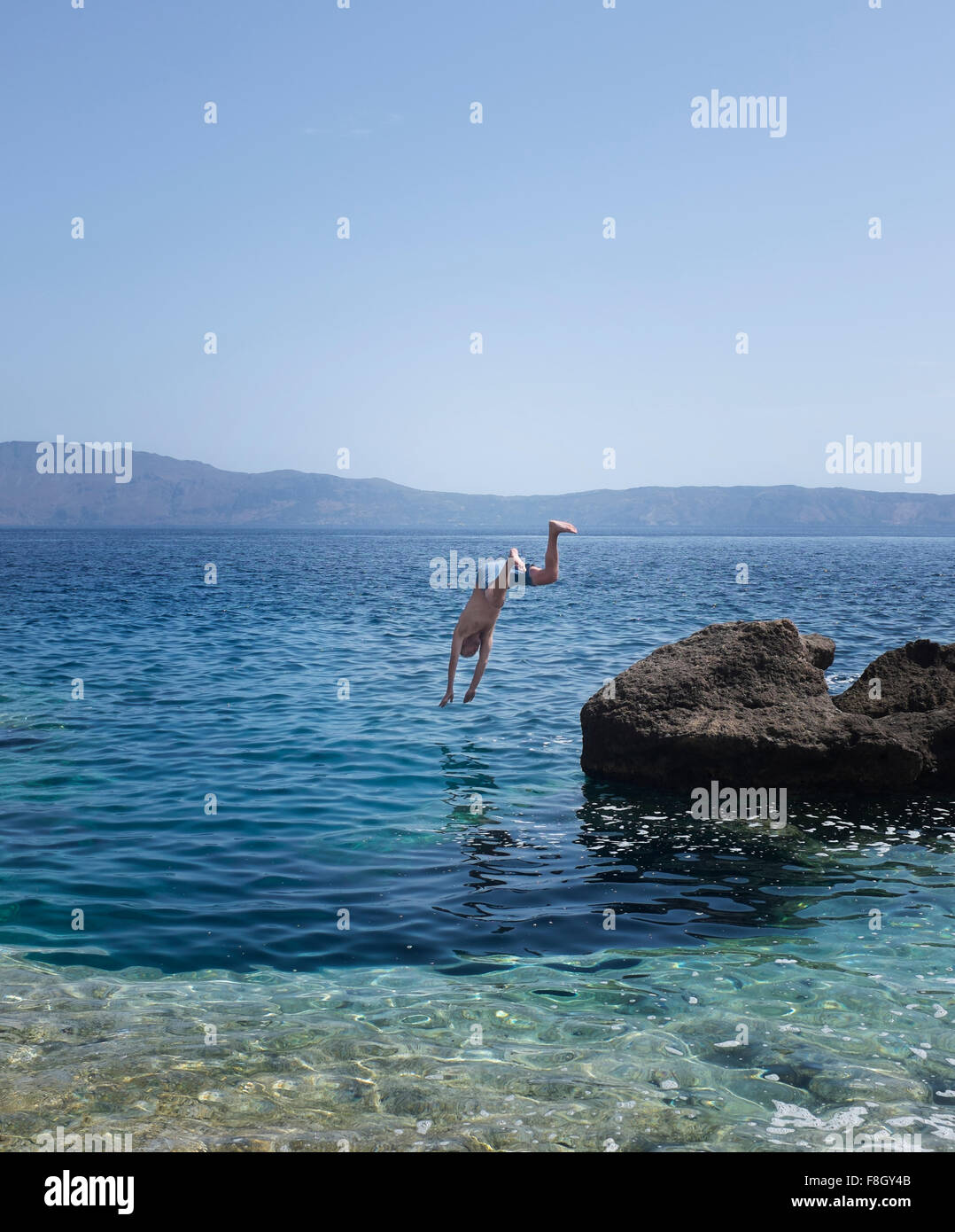 Caucasian man diving into ocean Banque D'Images