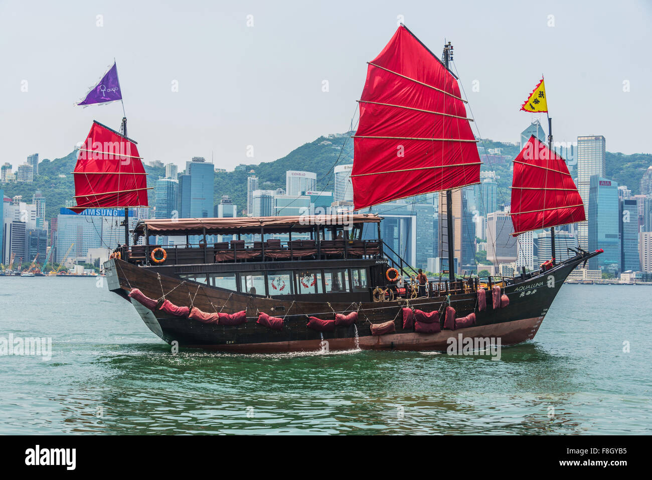 Hong Kong - Juillet 27, 2014 : le port de Victoria de Hong Kong le 27 juillet en Chine, à Hong Kong. Aqua Luna est attraction touristique populaire dans Banque D'Images