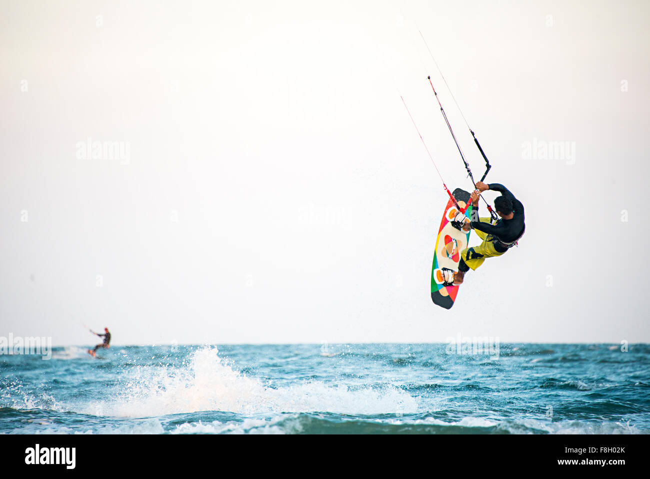 De plus, les vagues de l'océan l'homme kiteboarding Banque D'Images