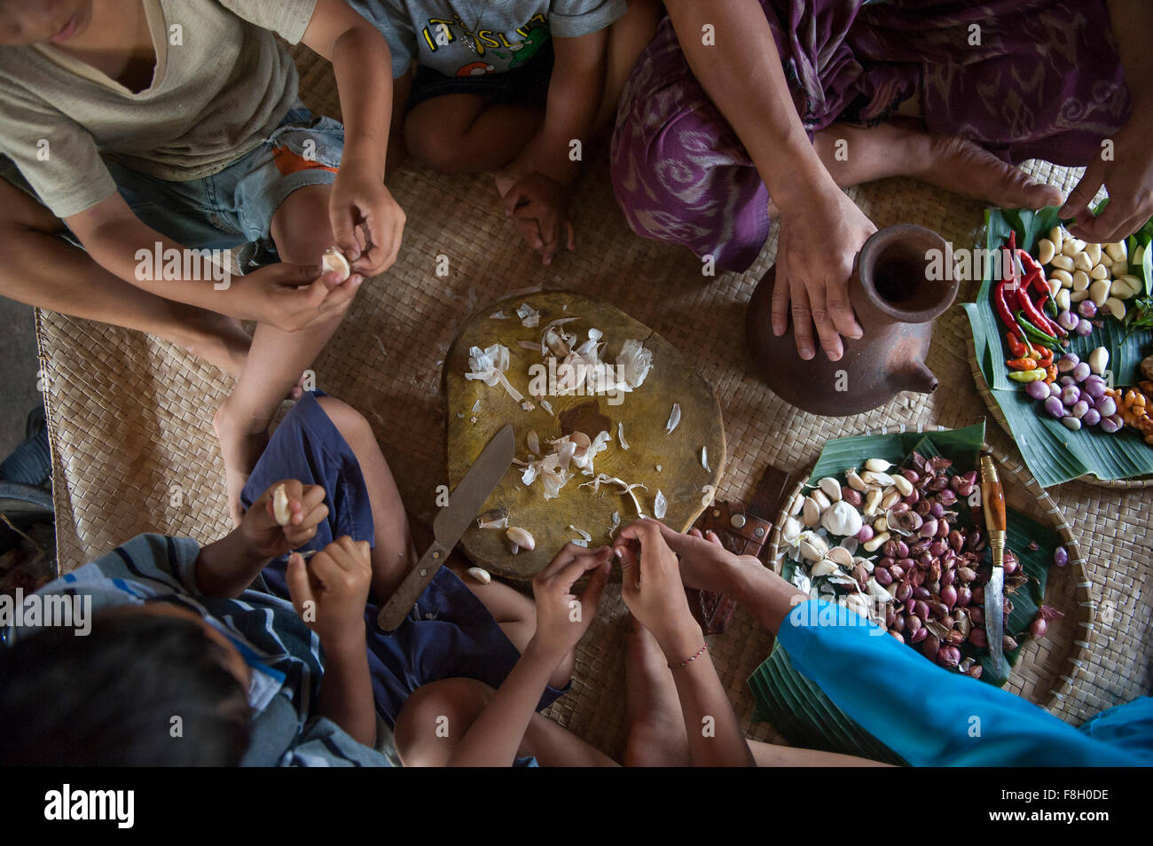 Asian family eating sur tapis tissé Banque D'Images