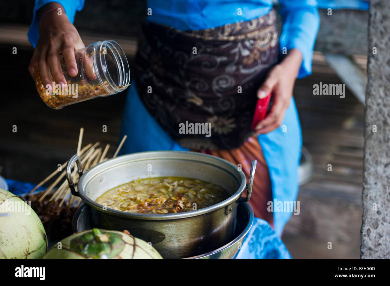Asian chef cooking in cuisine extérieure Banque D'Images
