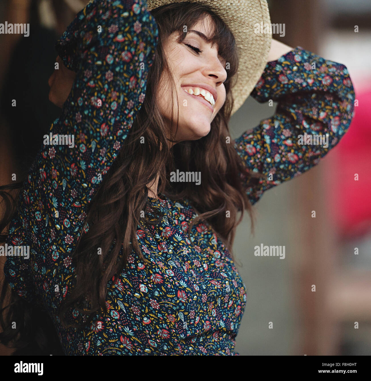 Smiling Caucasian woman dancing outdoors Banque D'Images