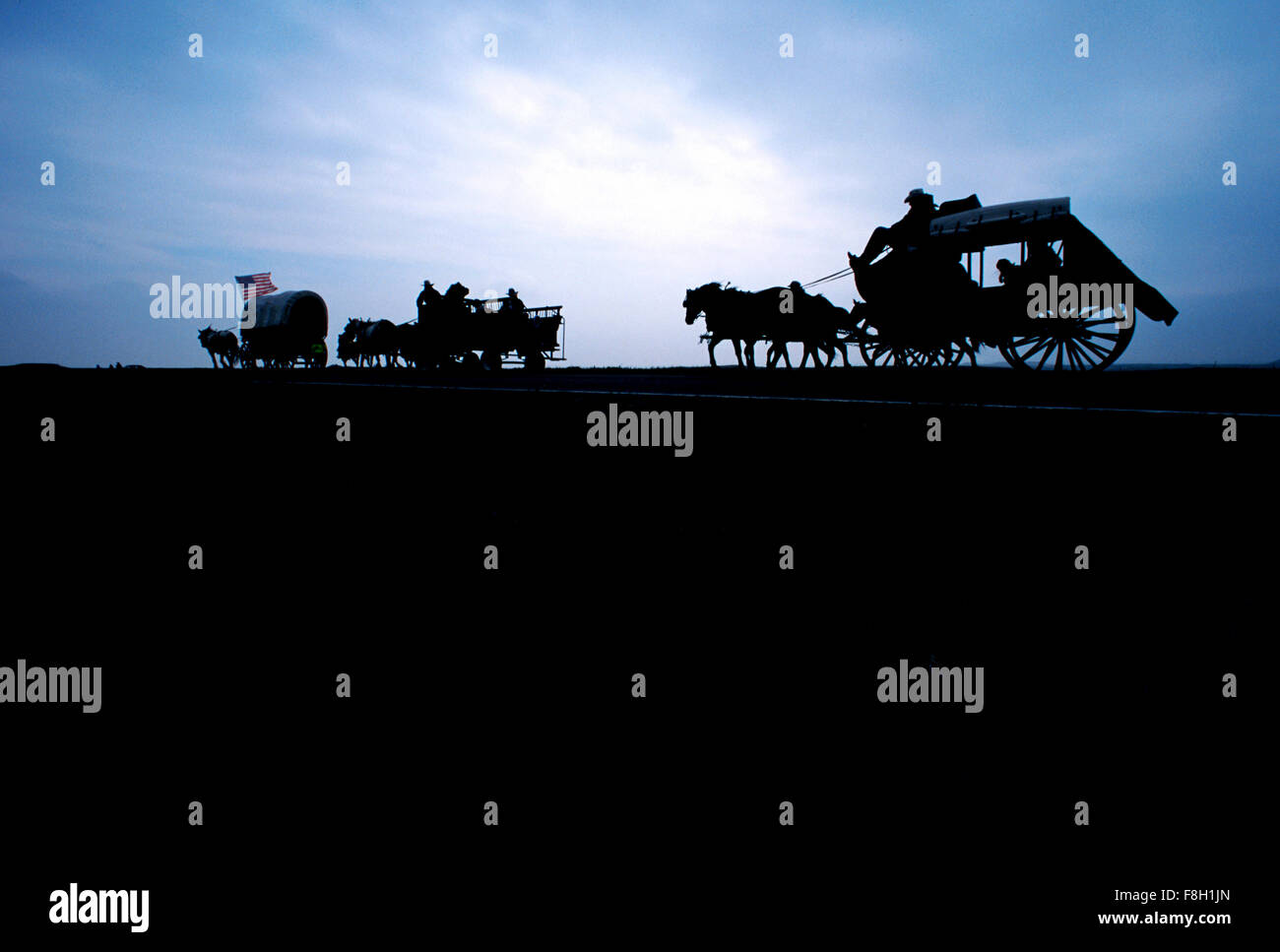 Des wagons couverts et des cavaliers sur la prairie en dehors de Rapid City, Dakota du Sud. Banque D'Images