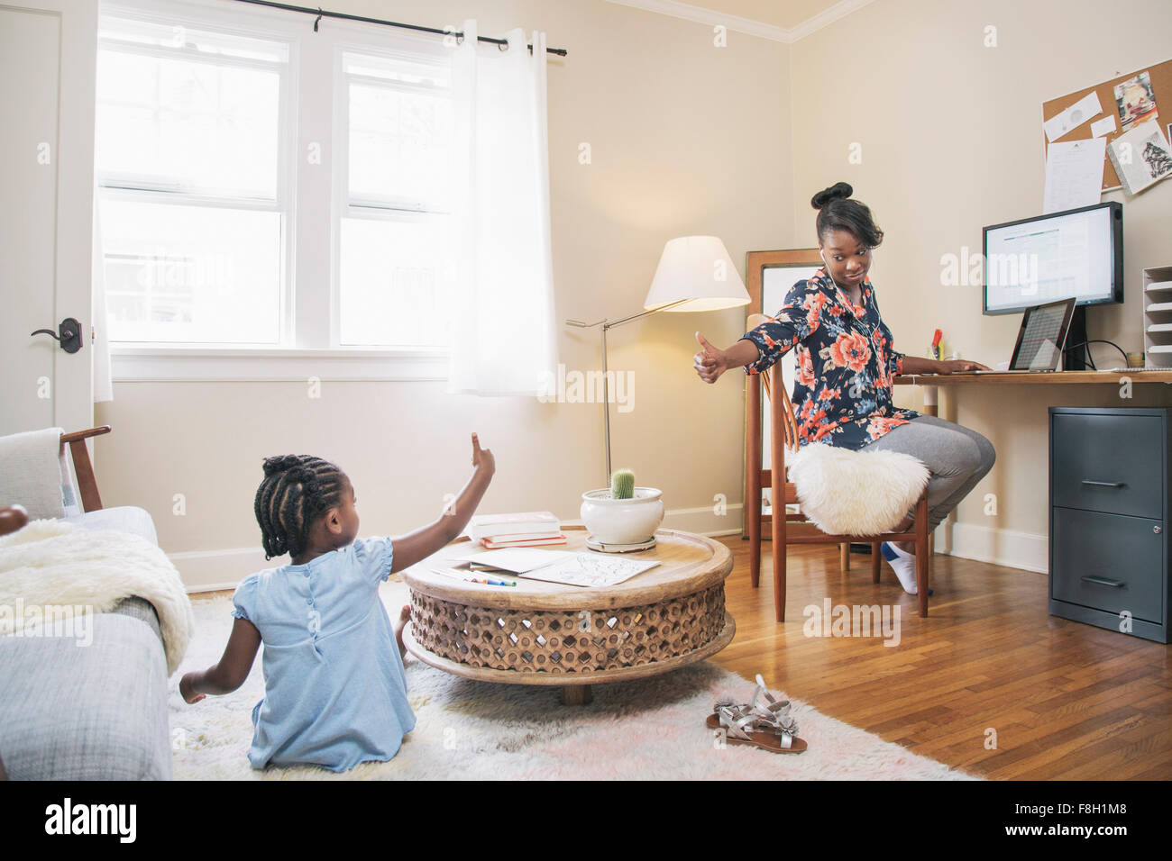 African American mother and daughter gesturing Thumbs up Banque D'Images