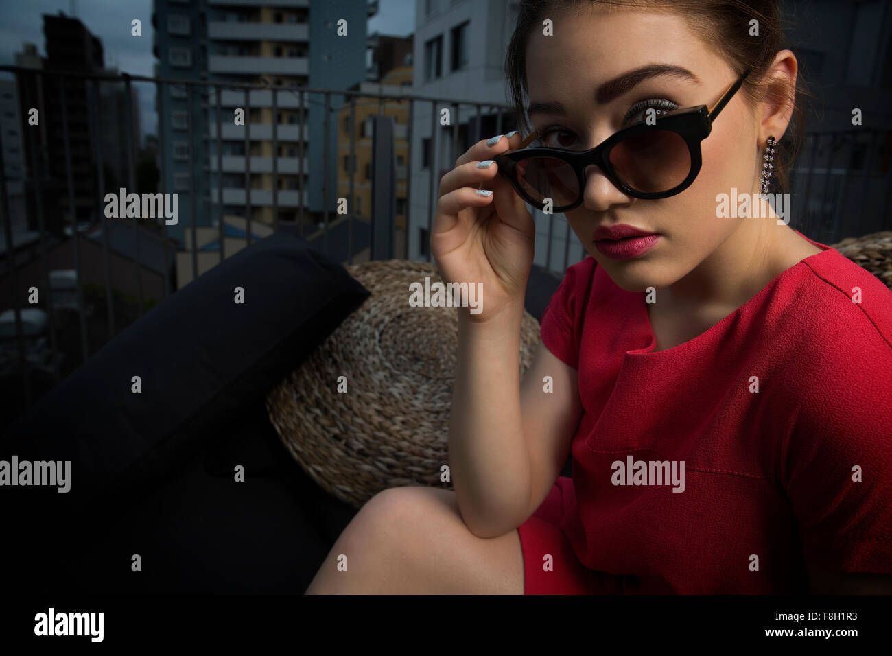 Caucasian woman peering over sunglasses Banque D'Images