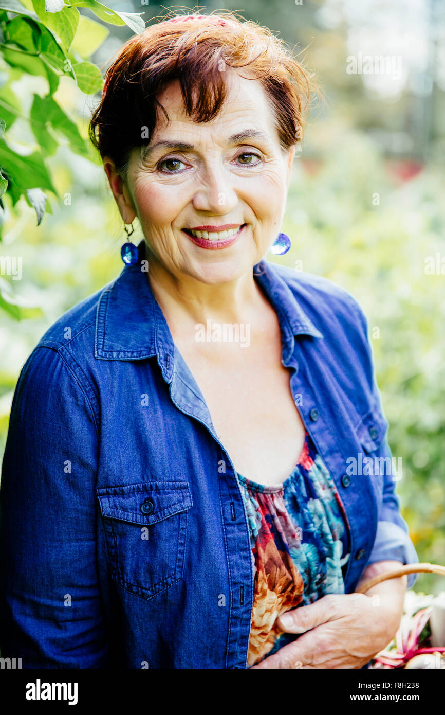 Caucasian woman smiling in garden Banque D'Images