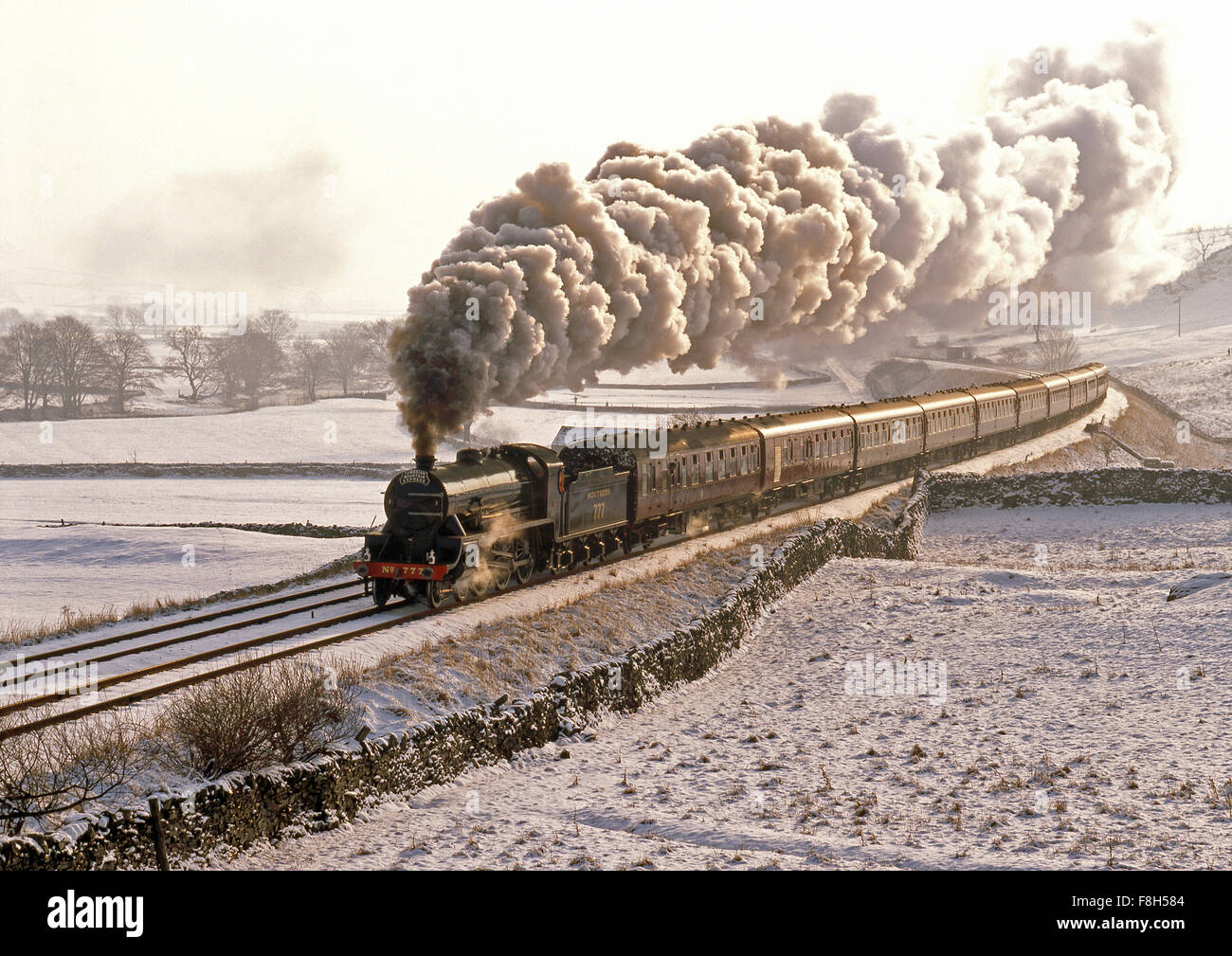 Pas de classe du roi Arthur 777 Sir Lamiel dans la neige à Horton dans Ribblesdale Banque D'Images