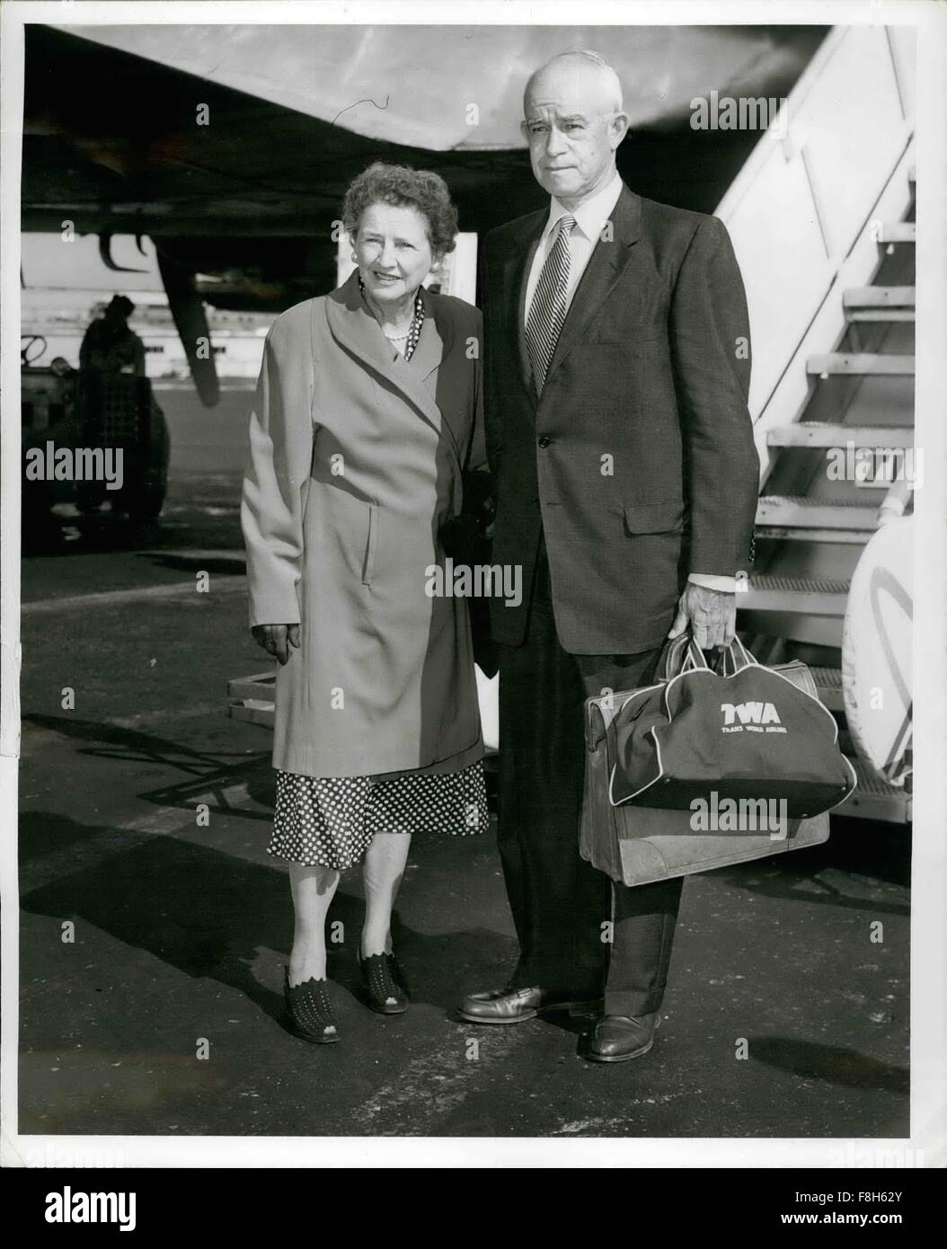 1962 - L'aéroport Idlewild, N.Y. 21 mai- 5 Star General Omar Bradley est arrivé ici ce matin de Los Angeles via Superjet TWA G constellation pour une série de conférences d'affaires. Il va aussi passer un peu de temps avec de vieux amis. © Keystone Photos USA/ZUMAPRESS.com/Alamy Live News Banque D'Images