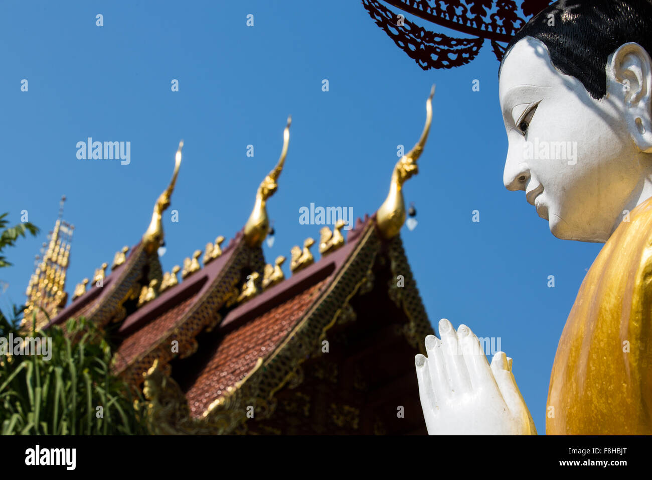 Sculpture de moine en face du temple de Wat Phra Sing - Chiang Rai, Thaïlande Banque D'Images