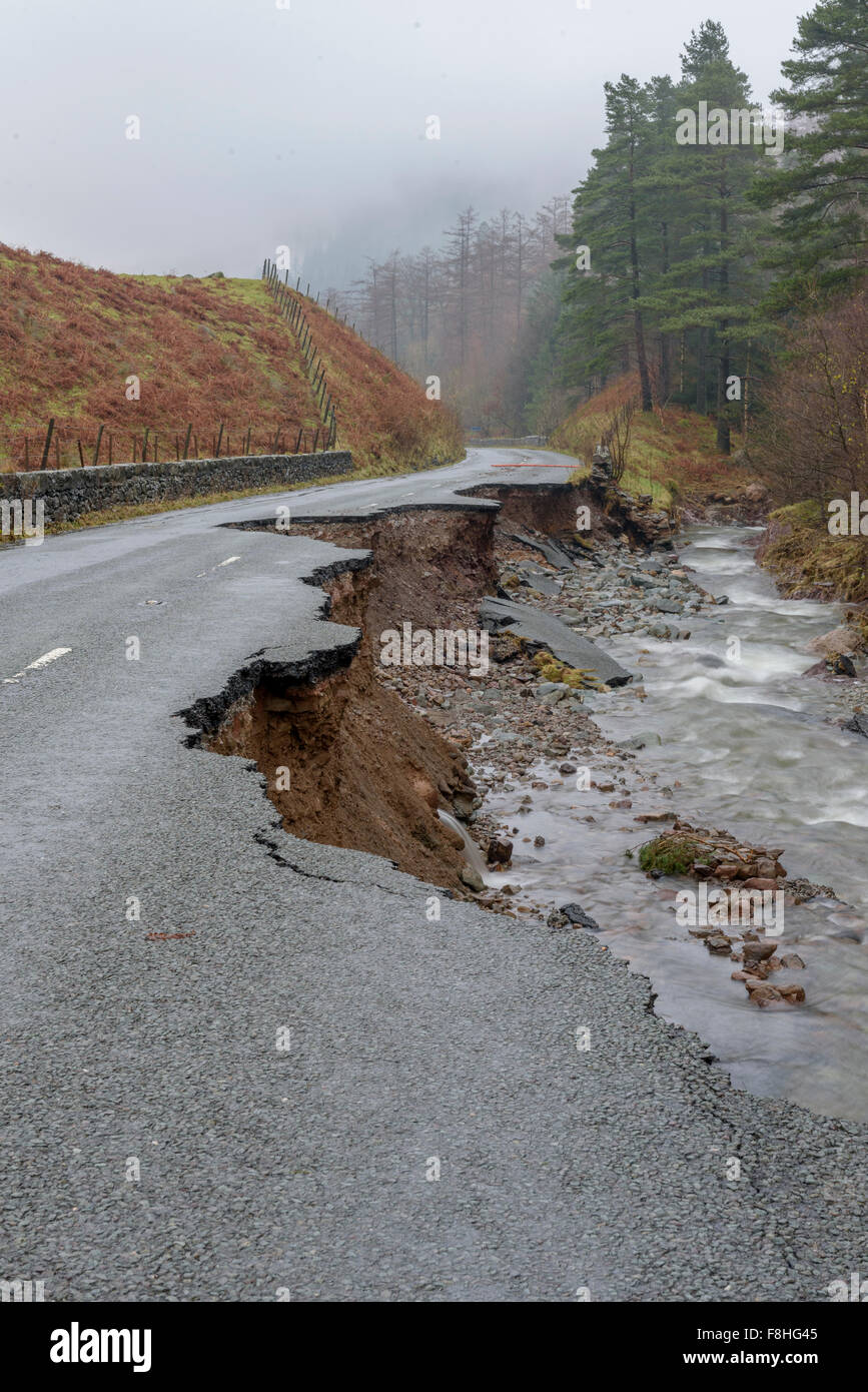 Lake District, Cumbria, Royaume-Uni. 09Th Dec, 2015. La suite de la tempête Desmond, l'A591 route principale de l'effondrement du Lake District et est lavé/Garea-Balado Crédit : Rafael Alamy Live News Banque D'Images