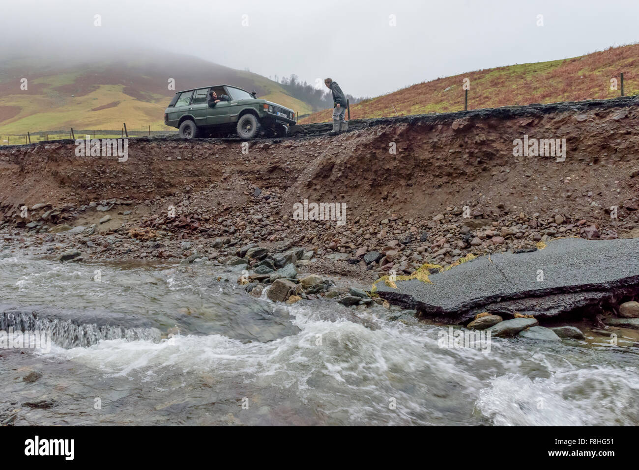 Lake District, Cumbria, Royaume-Uni. 09Th Dec, 2015. La suite de la tempête Desmond, l'A591 route principale de l'effondrement du Lake District et est lavé/Garea-Balado Crédit : Rafael Alamy Live News Banque D'Images