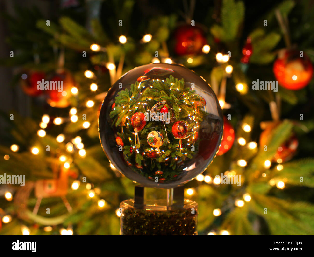 Un cadeau de Noël, boule de cristal, de l'espace Banque D'Images