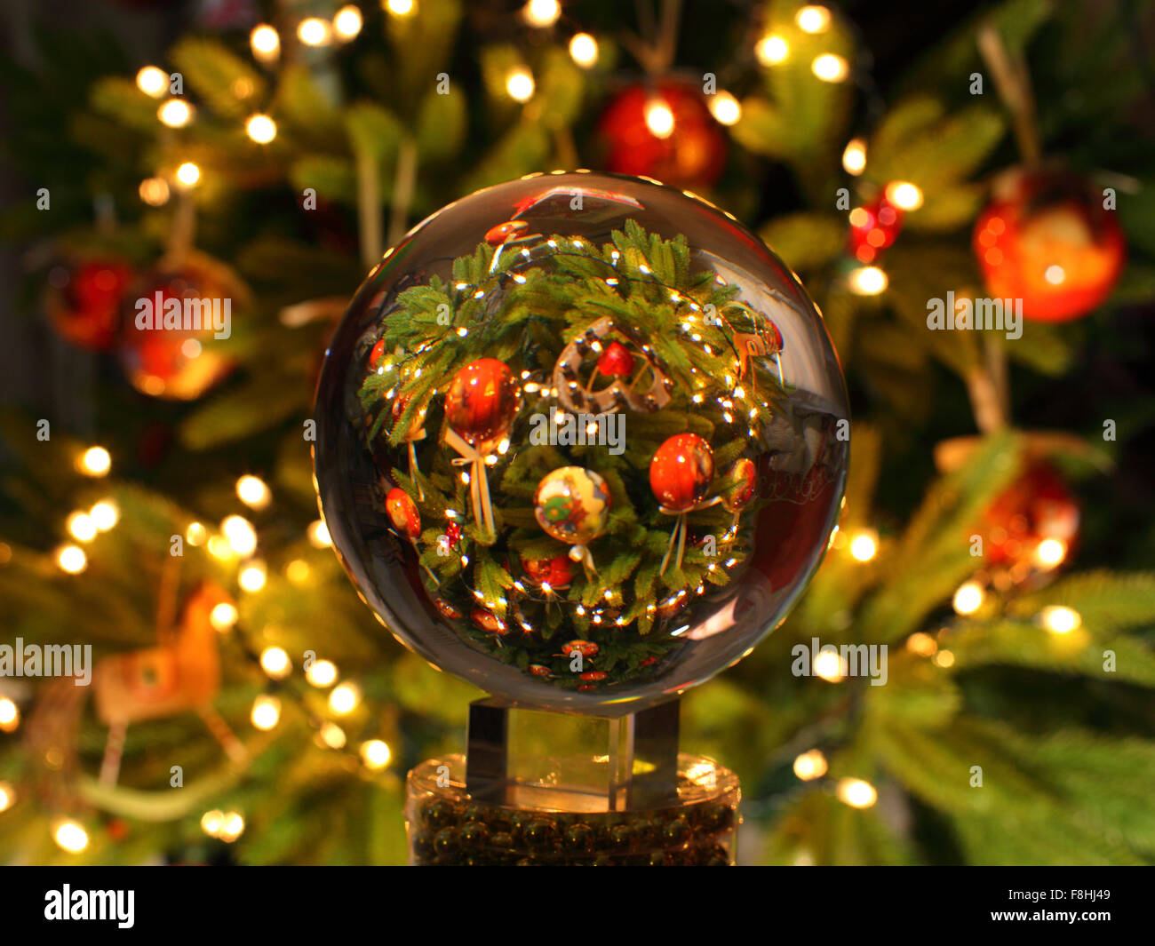 Un cadeau de Noël, boule de cristal, de l'espace Banque D'Images