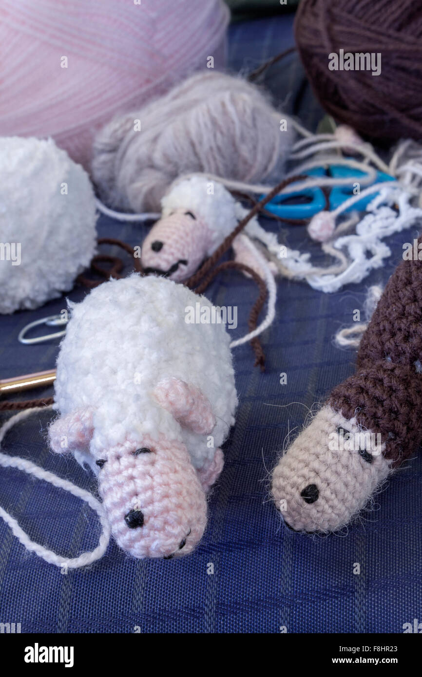 Un trait vertical, vue frontale de certains moutons amigurumi et une partie du personnel nécessaire Banque D'Images