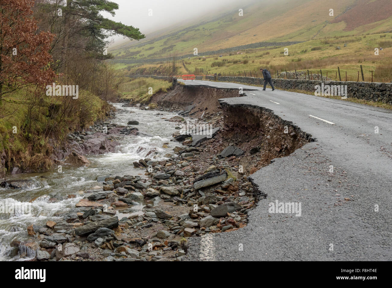 La suite de la tempête Desmond, l'A591 route principale de l'effondrement du Lake District et est lavé Banque D'Images