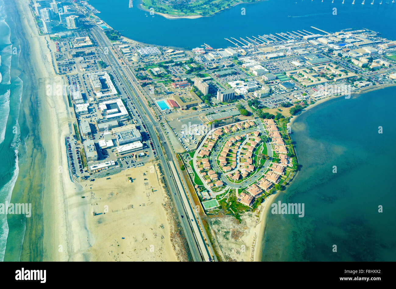 Vue aérienne de l'île Coronado dans la baie de San Diego, le Silver Strand et l'océan Pacifique en Californie du Sud, United Stat Banque D'Images