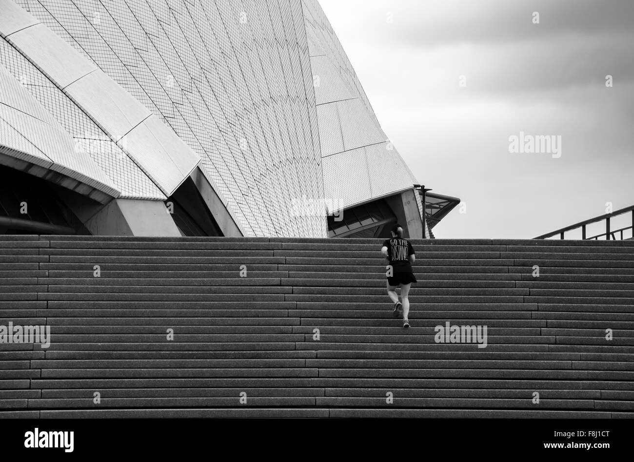 Une femme en train d'accumuler les marches de l'Opéra de Sydney en Australie Banque D'Images