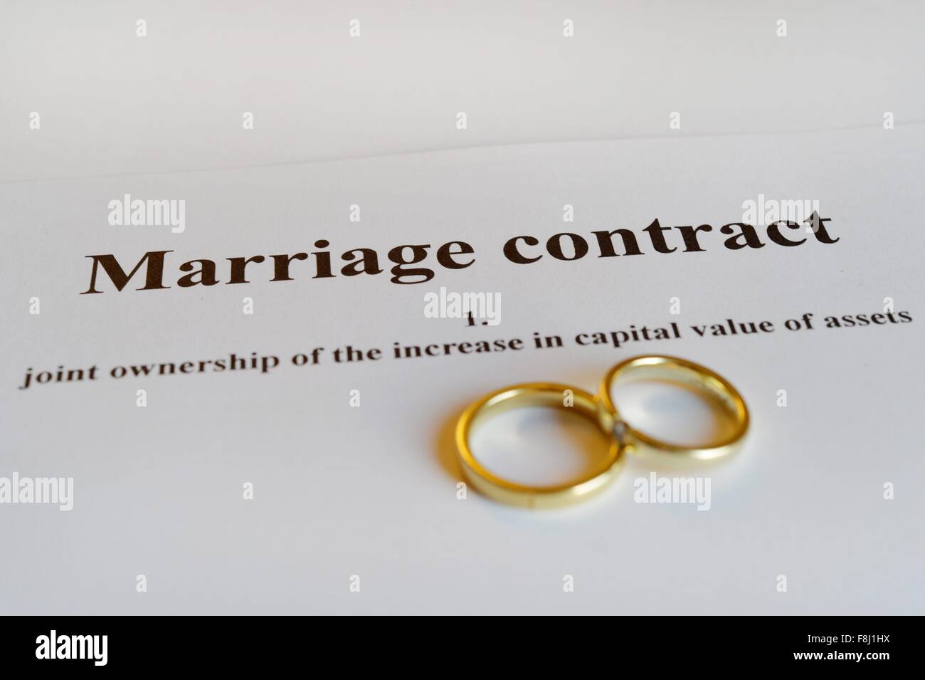 Deux anneaux sont portant sur un contrat de mariage, en Allemagne, ville d'Osterode, 09. Décembre 2015. Photo : Frank May Banque D'Images
