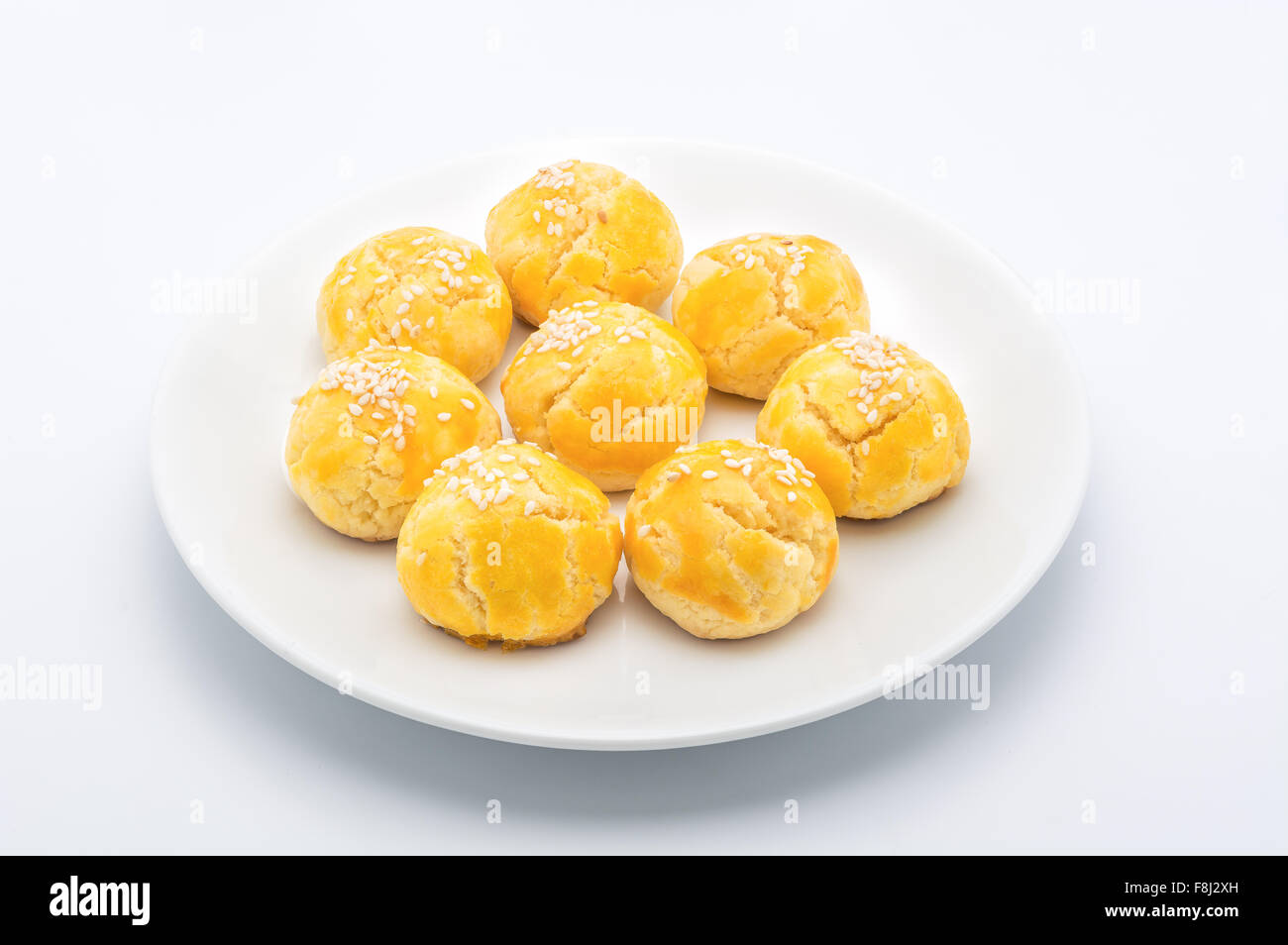 Mooncake en spirale de Pandan dans mini jaune plaque blanche Banque D'Images
