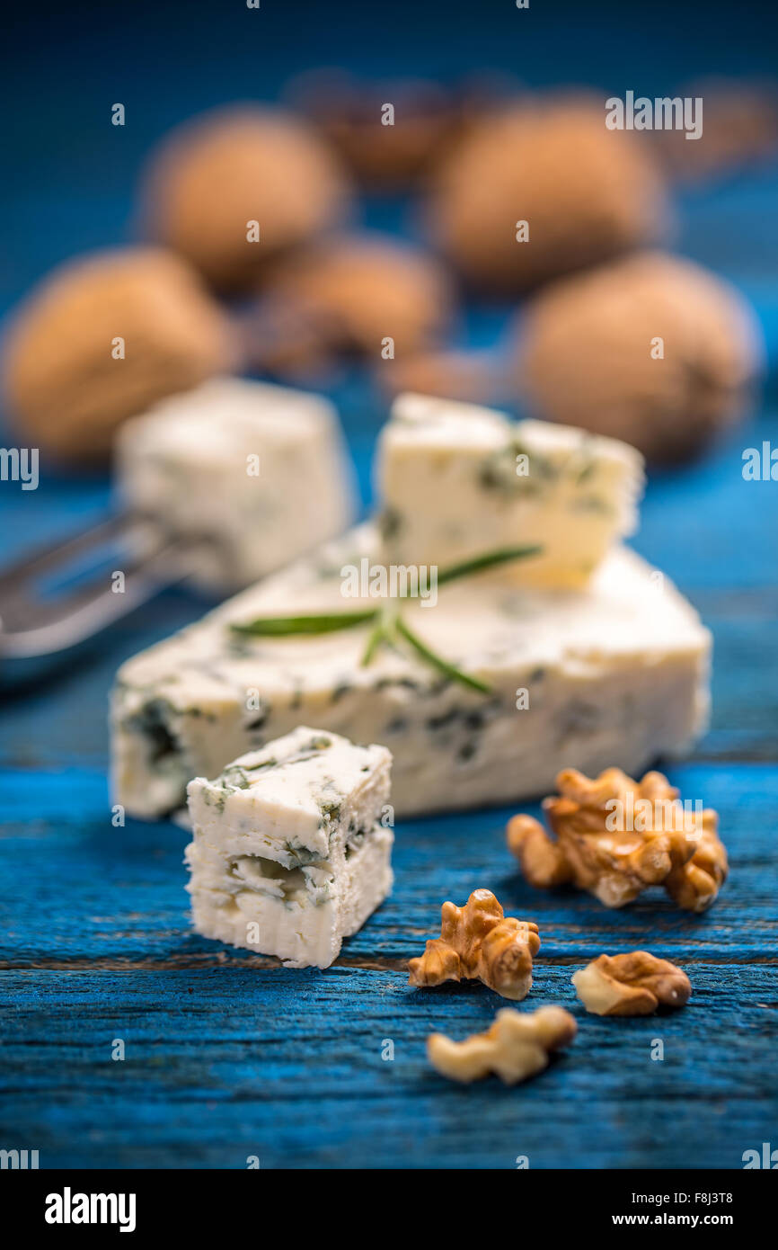 Tranches de fromage bleu danois sur fond de bois Banque D'Images