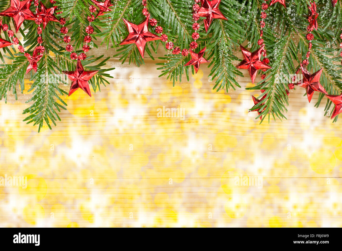 Noël arrière-plan rouge brillant avec ornements et sapin Banque D'Images