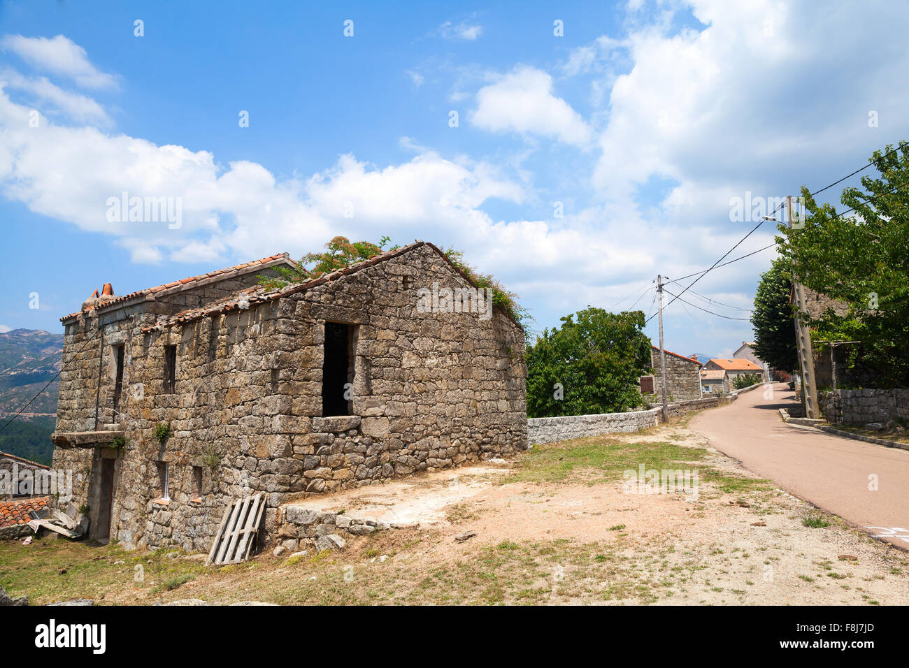 Paysage rural de la Corse du Sud avec l'ancienne maison en pierre. Zerubia village, France Banque D'Images