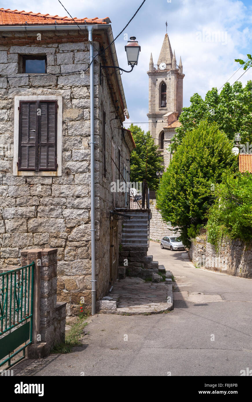 Village Corse street, vieille vivant maisons et clocher. Zonza, Corse du Sud, France Banque D'Images