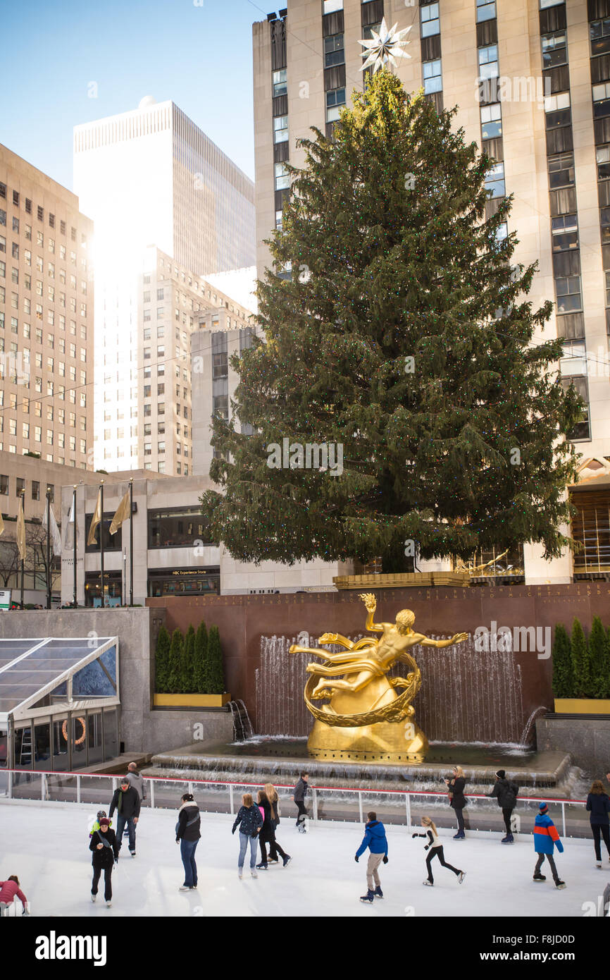 Voir l'historique au Rockefeller Plaza à Manhattan pendant la saison de Noël avec l'arbre de Noël et de patineurs. Banque D'Images