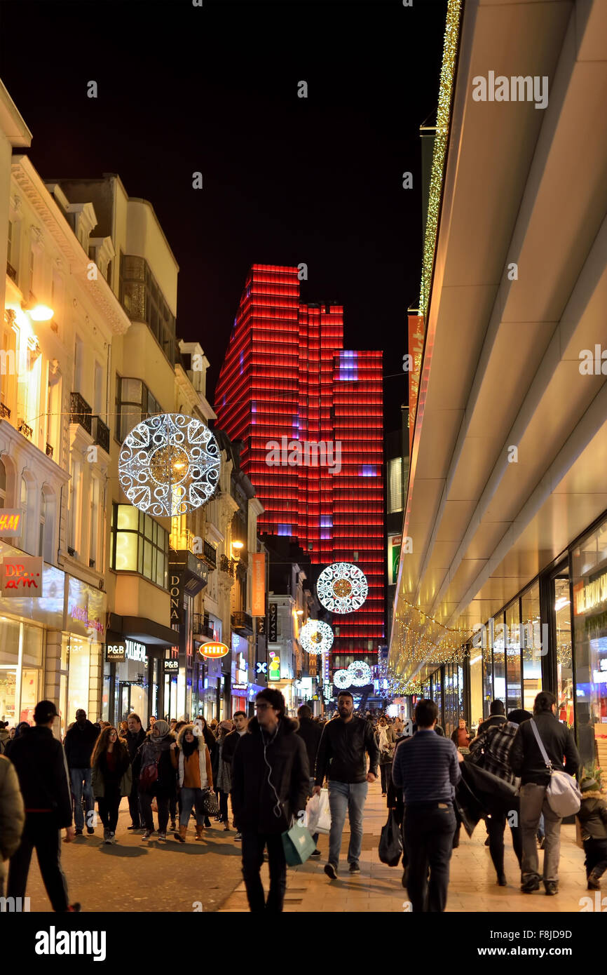 Bruxelles, Belgique-DECDEMBER 04, 2015 : illumination de noël populaire rue commerçante dans le centre de Bruxelles, Rue Neuve, l'engorgement Banque D'Images