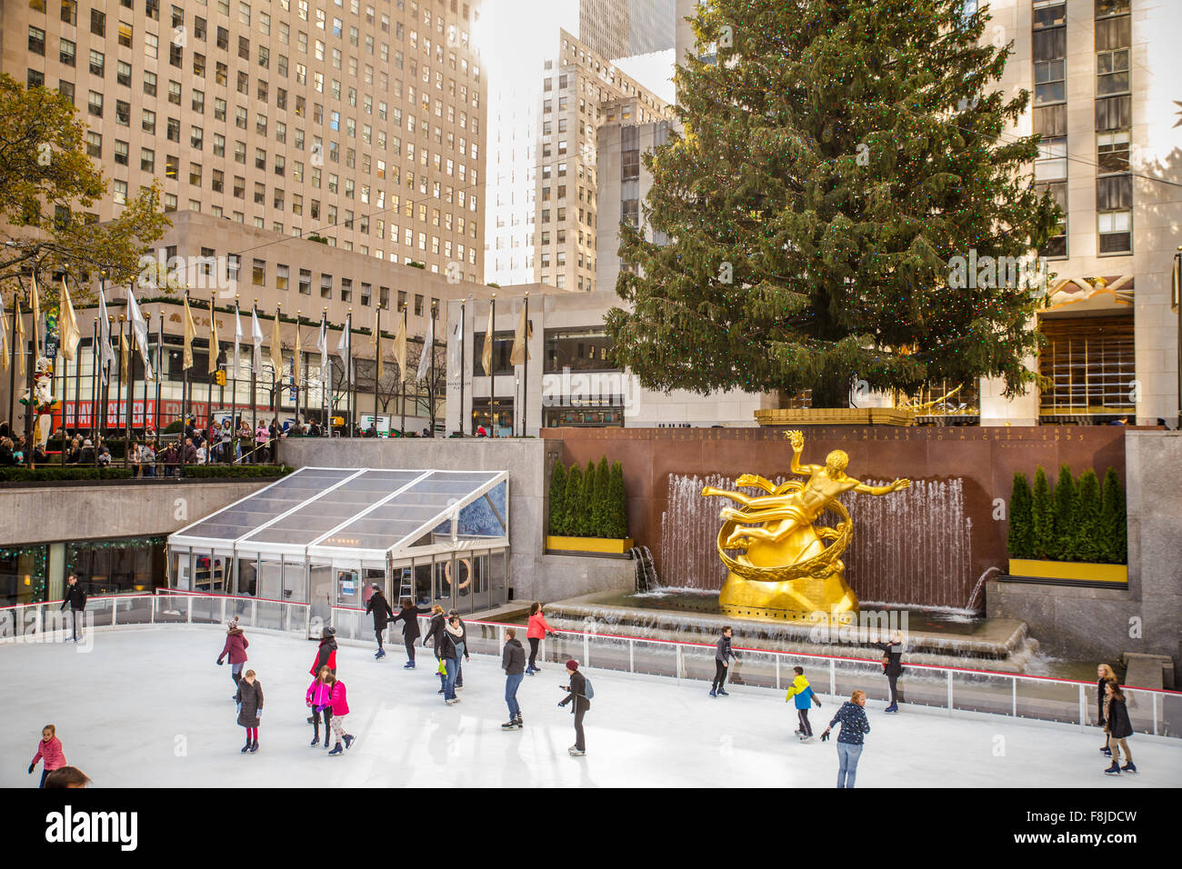 Voir l'historique au Rockefeller Plaza à Manhattan pendant la saison de Noël avec l'arbre de Noël et de patineurs. Banque D'Images