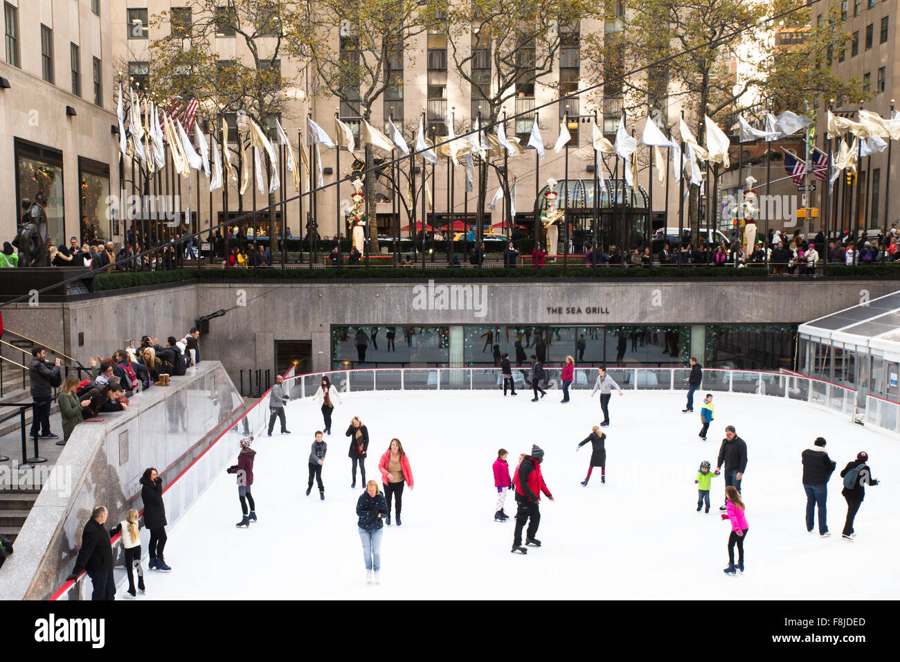 Voir l'historique au Rockefeller Plaza à Manhattan pendant la saison de Noël avec des patineurs. Banque D'Images