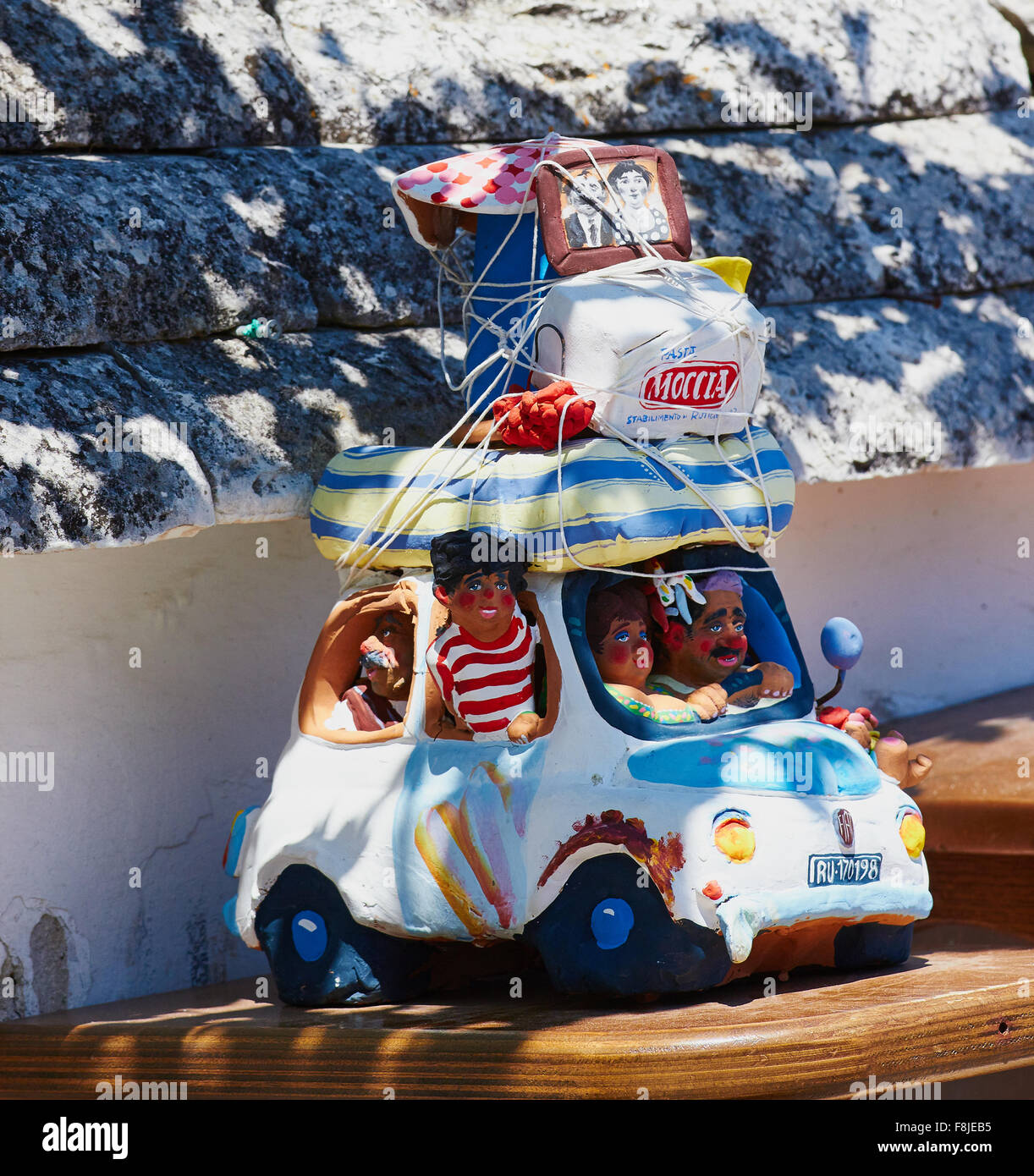 Modèle de voiture Fiat avec l'intérieur de la famille italienne stéréotypées et une assurance sur les toits les Pouilles Pouilles Italie Europe Banque D'Images