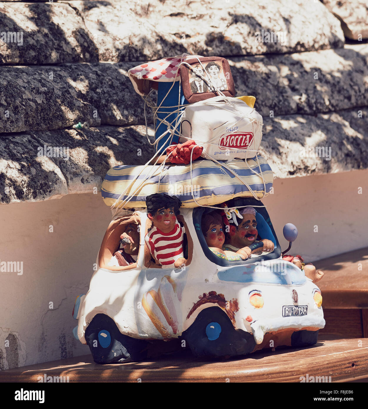 Modèle de voiture Fiat avec l'intérieur de la famille italienne stéréotypées et une assurance sur les toits les Pouilles Pouilles Italie Europe Banque D'Images