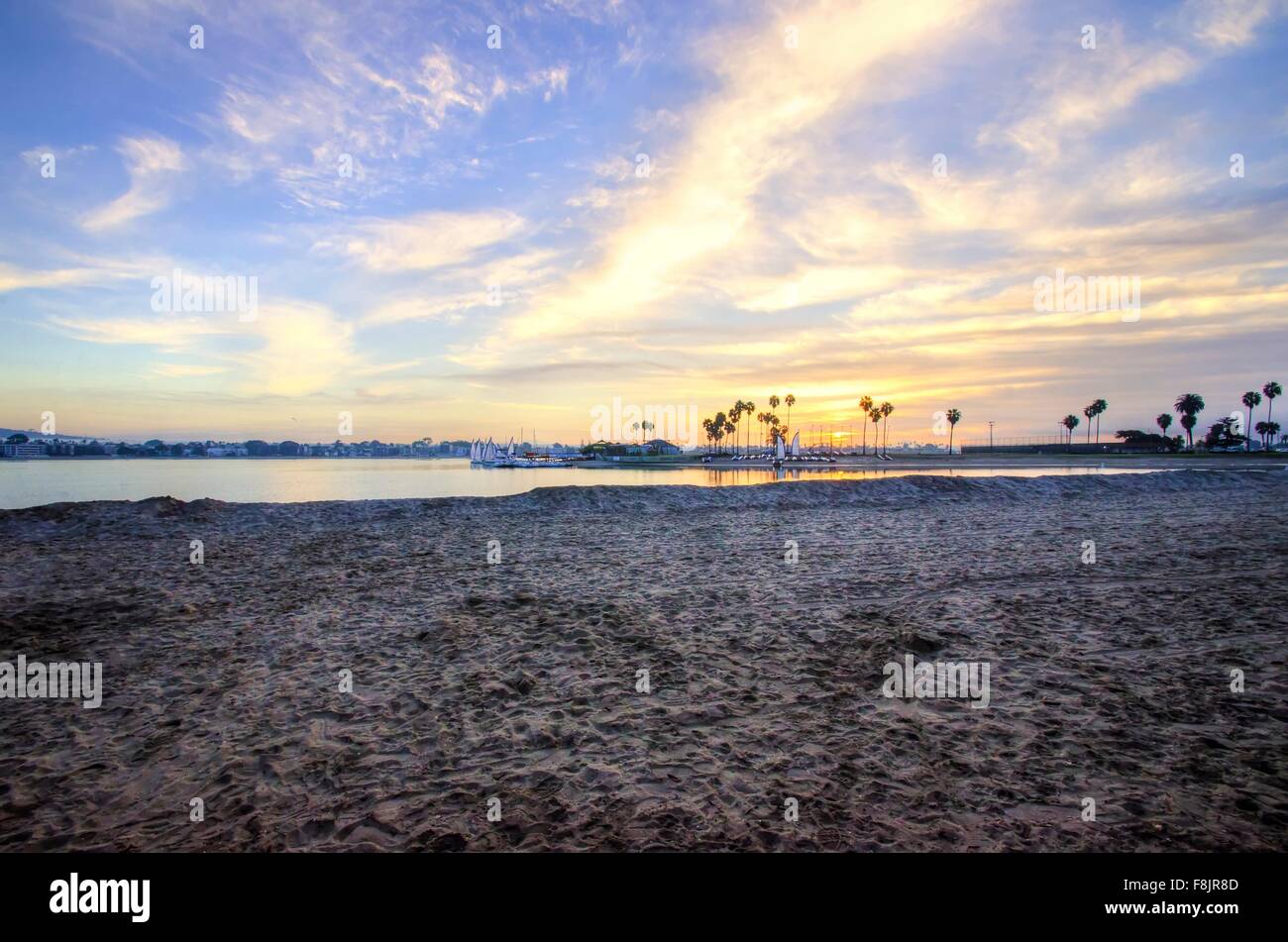 Le lever du soleil sur la baie de voile à Mission Bay sur la plage du Pacifique à San Diego, Californie aux États-Unis d'Amérique. Vue Banque D'Images