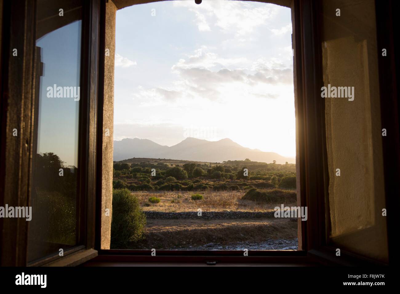 Vue de la fenêtre ouverte du paysage rural au crépuscule, Calvi, Corse, France Banque D'Images