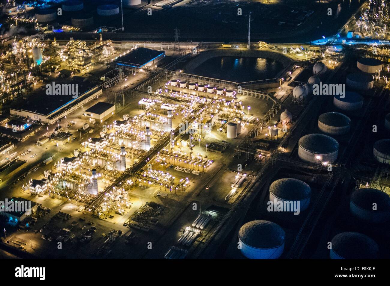 Vue aérienne de la raffinerie de pétrole et des réservoirs de stockage est éclairée la nuit, Los Angeles, Californie, USA Banque D'Images