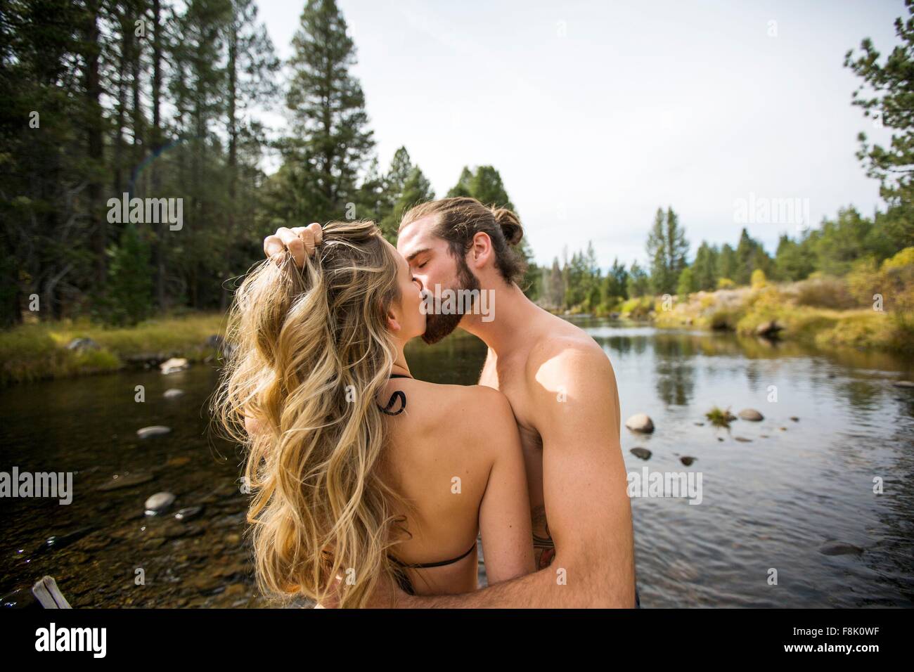 Couple kissing in river, Lake Tahoe, Nevada, USA Banque D'Images