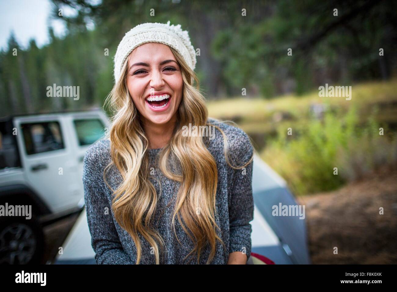 Portrait of young woman wearing Knit hat au camping, le lac Tahoe, Nevada, USA Banque D'Images