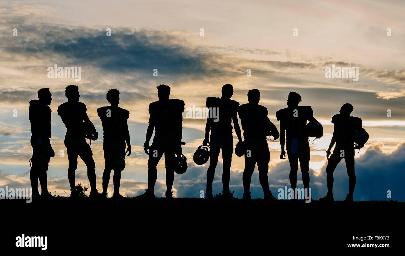 Silhouette de groupe de jeunes joueurs de football américain, l'article en ligne Banque D'Images