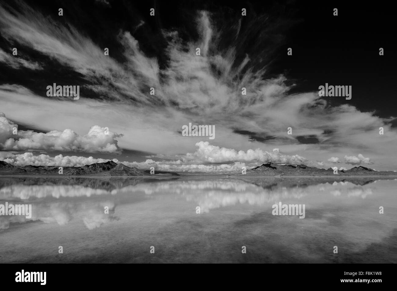 La réflexion extérieure de l'horizon au-dessus de l'eau, montagnes et nuages, noir et blanc, Bonneville, Utah, USA Banque D'Images